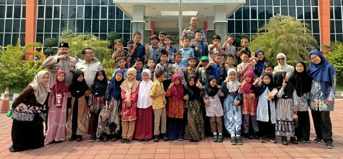 Menghilangkan Stigma Galak Polisi: Murid SD Mugres Kampus B Belajar di Polres Gresik