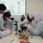 FK Umsura Ajak Siswa SMA Muhammadiyah 2 Surabaya Mengenal Mikroba melalui Praktik Laboratorium