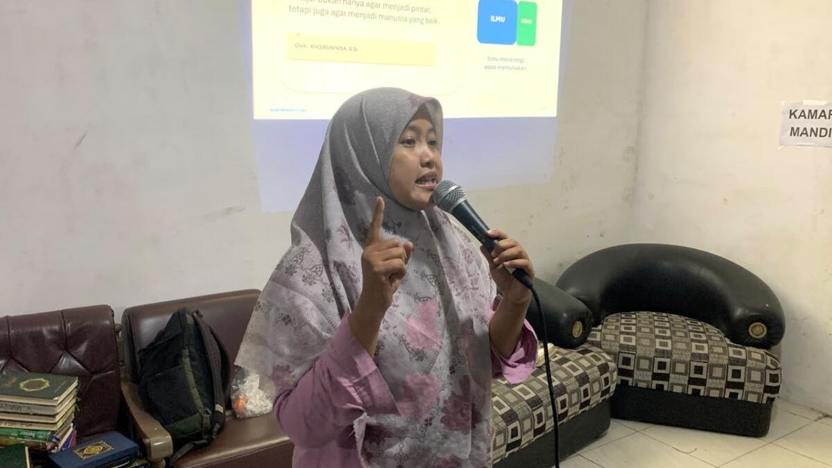 Khoirun Nisak Tekankan Adab sebagai Kunci Keberkahan Ilmu kepada Siswa SD Muwri