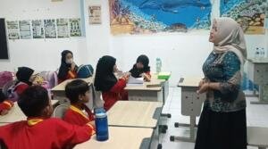 Kakak Jangan Pergi: Tangis Haru Siswa SD Musix Warnai Pamitan Mahasiswa PLP Umsura
