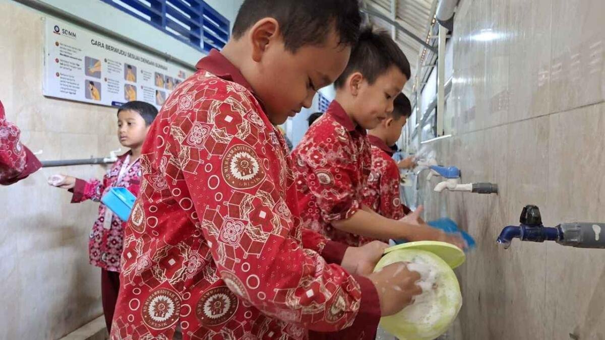 Ksatria Cilik Beraksi: Siswa Kelas III SDMM Pamer Cuci Piring Sendiri