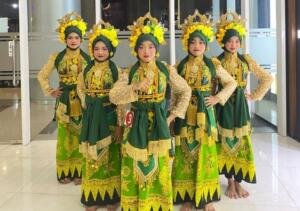Lima Siswi SD Mudri Bawakan Tari Rupo Kembyang di Anniversary Icon Mall Gresik