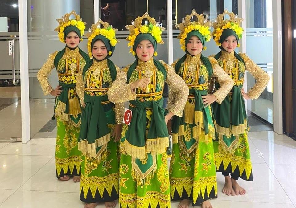 Lima Siswi SD Mudri Bawakan Tari Rupo Kembyang di Anniversary Icon Mall Gresik