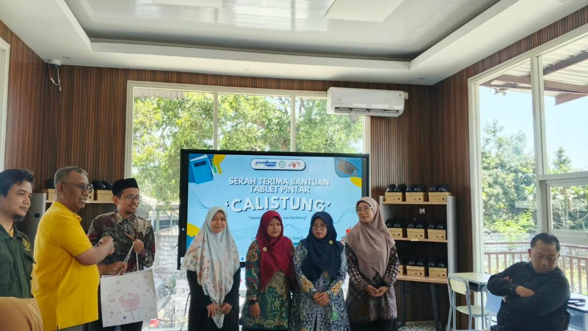 LP-UMKM PWM Jatim Salurkan 140 Tablet Calistung untuk 14 Lembaga Pendidikan