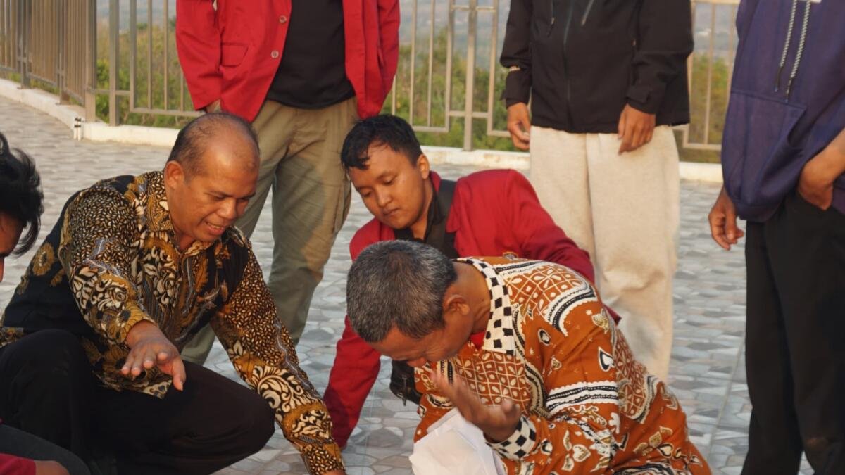 Mahasiswa HKI Umsura Praktik Rukyat Hilal Bersama Guru dan Siswa Ponpes Karangasem