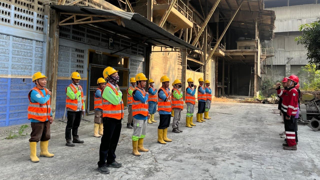 Mahasiswa Kesmas UMG Dorong Budaya K3 lewat Safety Talk bersama Tenaga Kerja Kebersihan di Area PT Semen Gresik