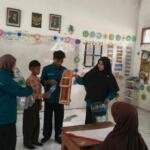 Mahasiswa KKN UMG Kenalkan Alat Pres Sampah dari Kayu kepada Siswa SDN 59 Dooro