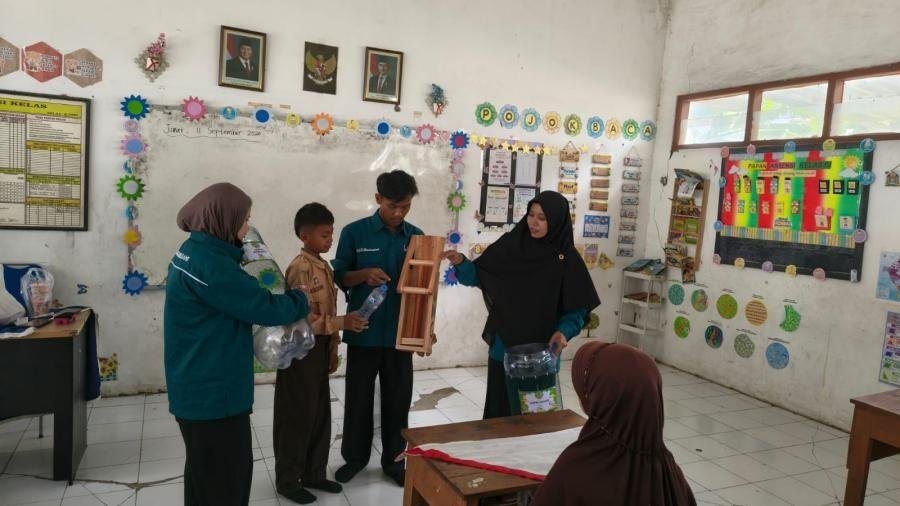 Mahasiswa KKN UMG Kenalkan Alat Pres Sampah dari Kayu kepada Siswa SDN 59 Dooro