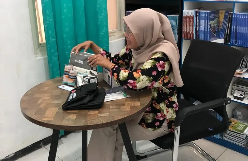 Mahasiswa Magang BFS Medika Promosikan Buku dan Alat Fisiokit melalui TikTok Live