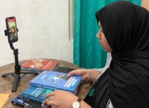 Mahasiswa Magang BFS Medika Promosikan Buku dan Alat Fisiokit melalui TikTok Live