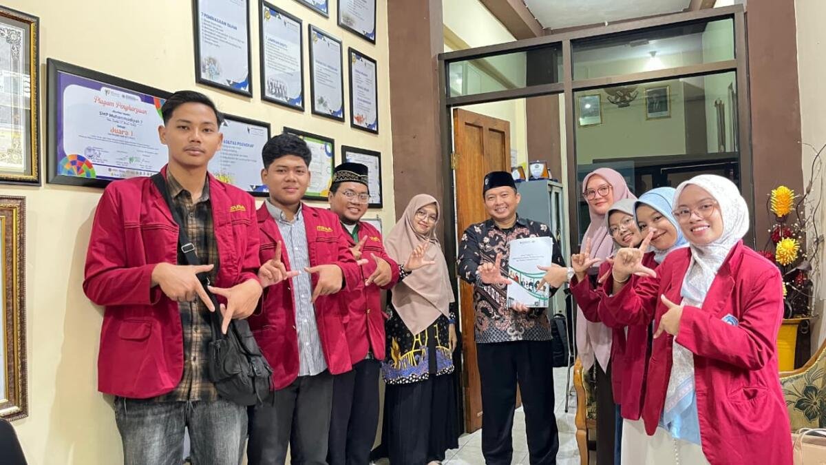 Mahasiswa PLP Umsura Ikuti Shalat Istisqa Bersama Siswa di Surabaya