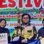 Mahasiswa UMS Juara 1 Poster, Ungkap Kebiasaan Pakai HP saat Berkendara