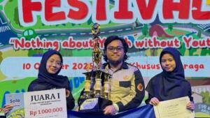 Mahasiswa UMS Juara 1 Poster, Ungkap Kebiasaan Pakai HP saat Berkendara