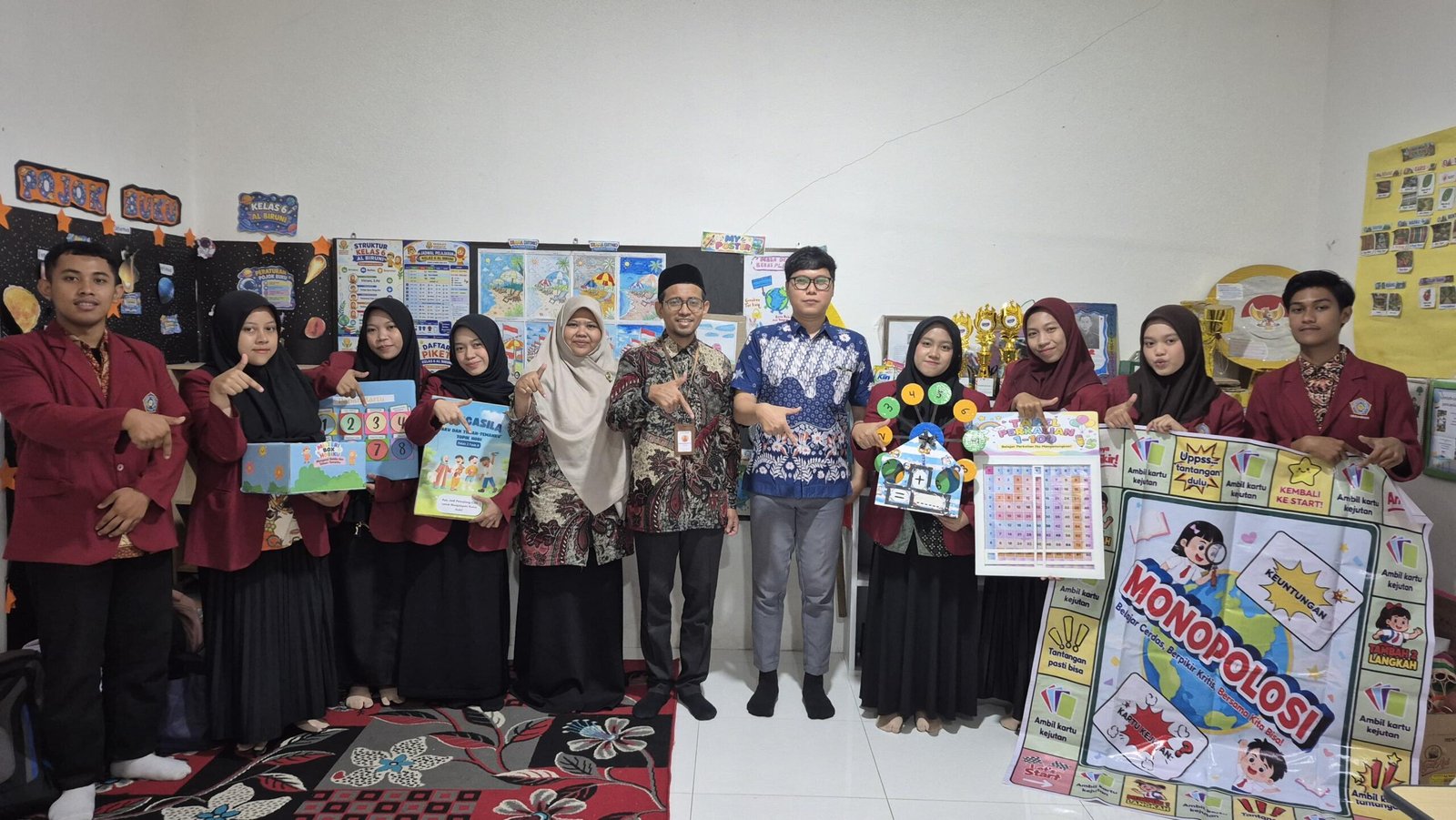 Mahasiswa Umsura Tinggalkan Media Pembelajaran di SD Muhammadiyah 7 Surabaya