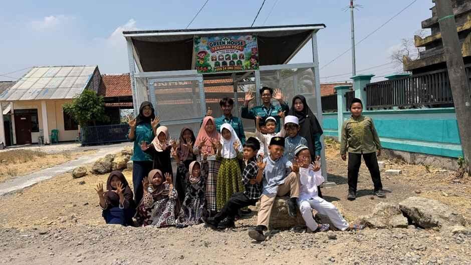 Menengok Penanaman Toga dan Peresmian Green House Mahasiswa KKN UMG di Desa Dooro