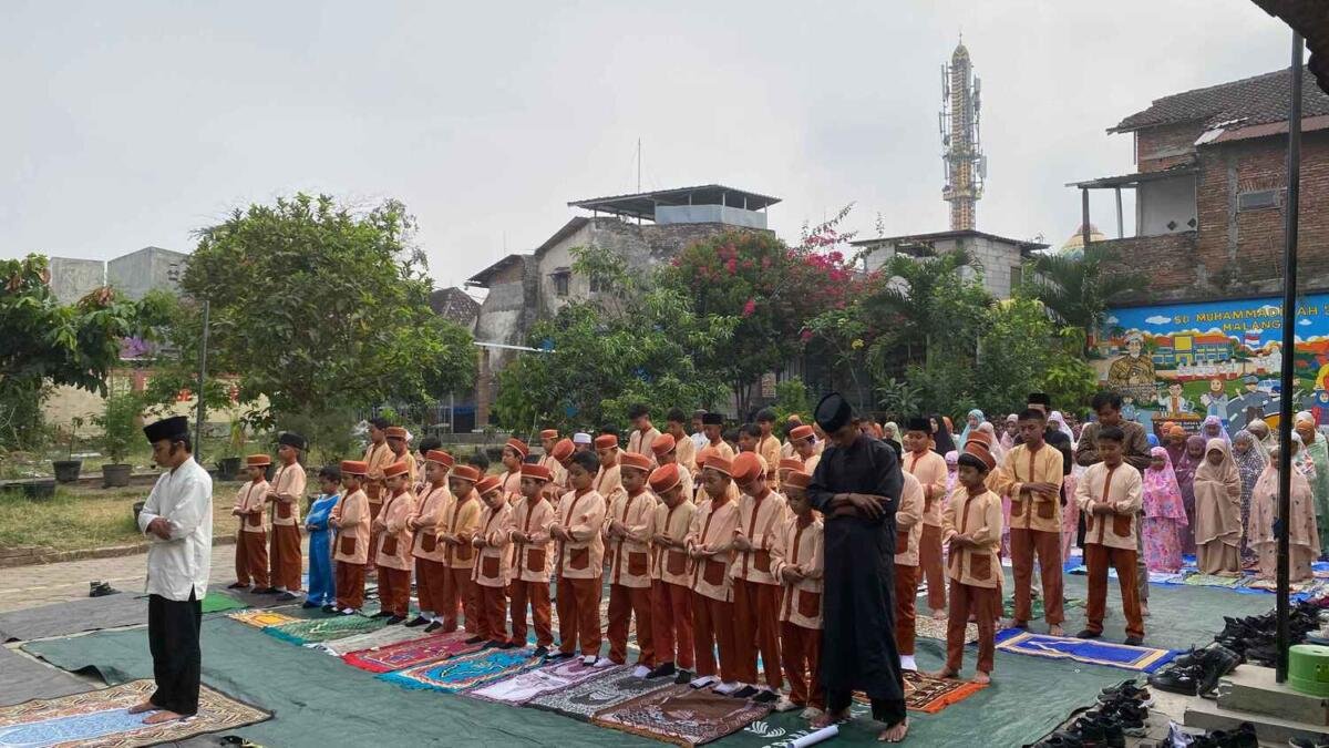 Mengikuti Khidmatnya Salat Istisqa SD Muhammadiyah 5 Kota Malang