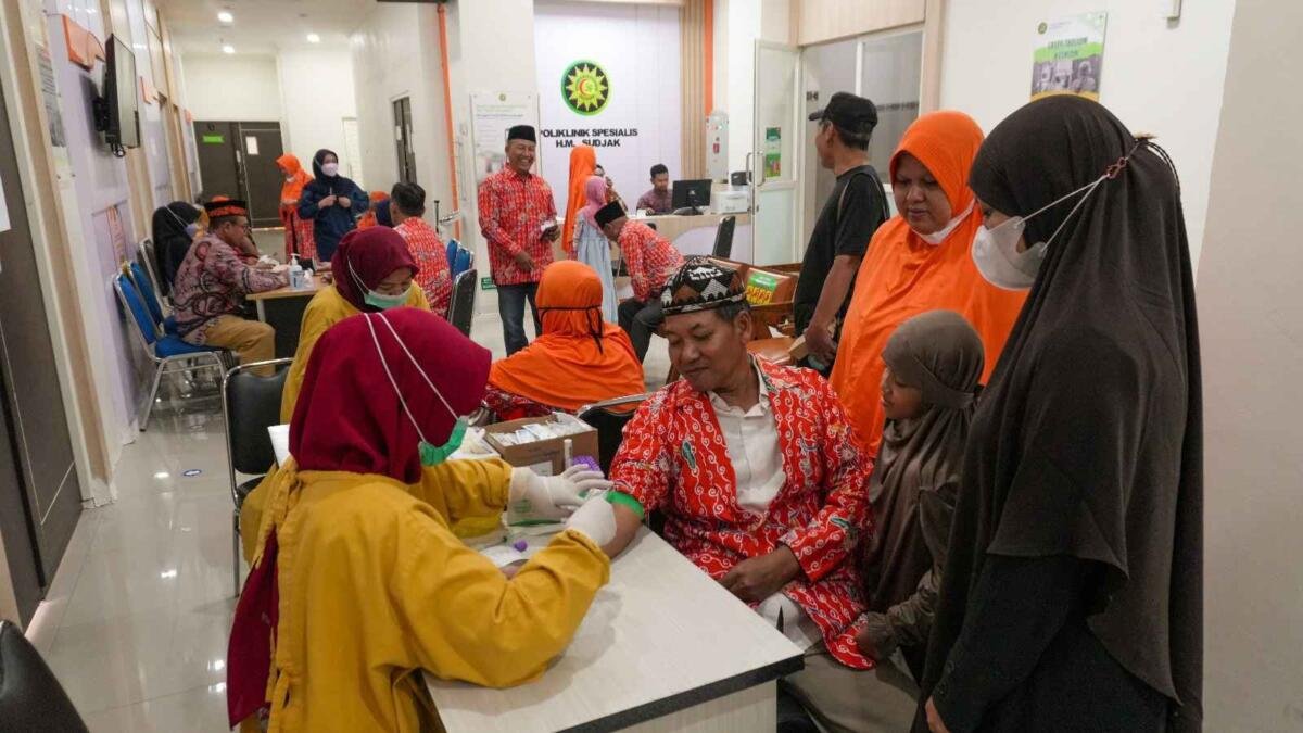 Mengikuti Medical Check-Up Calon Jamaah Haji KBIHU Labbaik RSML