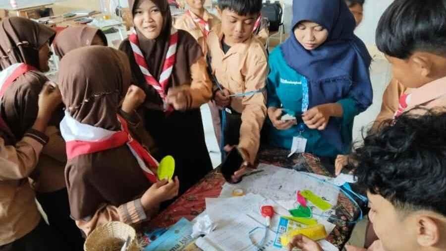 Menilik Belajar Riang Mahasiswa KKN-T UMG bersama Siswa UPT SDN 73 Gresik
