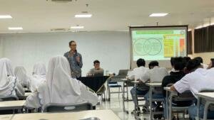 Orang Tua Mengajar Smamda Hadirkan Dosen Fakultas Kedokteran Unair