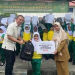 PDM Banda Aceh dan Gramedia Bagikan School Kit kepada 75 Siswa