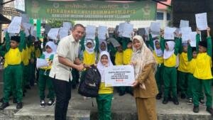 PDM Banda Aceh dan Gramedia Bagikan School Kit kepada 75 Siswa