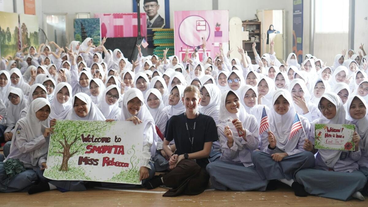Sambutan Hangat Siswa Smamita untuk Guru Tamu Asal Amerika