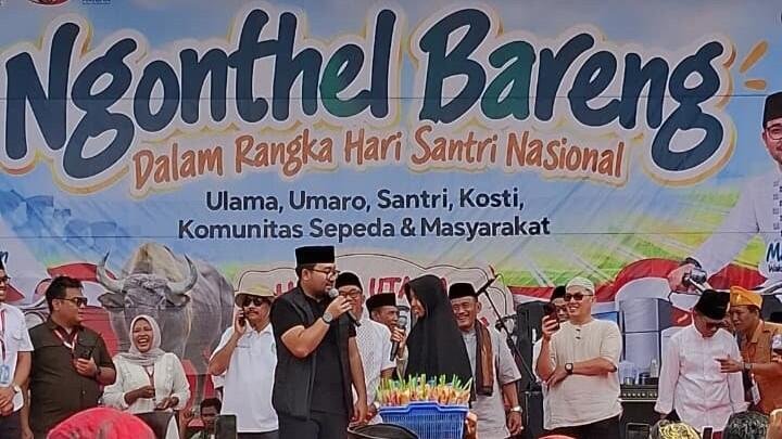 Santriwati Nganjuk Menangkan Kerbau di Ngonthel Bareng