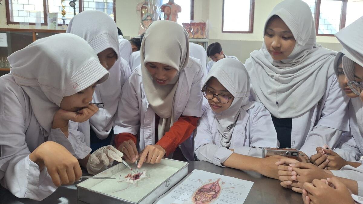 School Trip Spemduta ke Smamita, Siswa Belajar Biologi hingga Membuat Makizushi