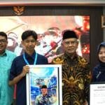 Siswa DKV Vocatama Pamer Lukisan Digital kepada Haedar Nashir