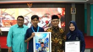 Siswa DKV Vocatama Pamer Lukisan Digital kepada Haedar Nashir