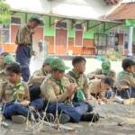 Siswa HW MI Megah Asah Keterampilan Simpul lewat Mini Pionering