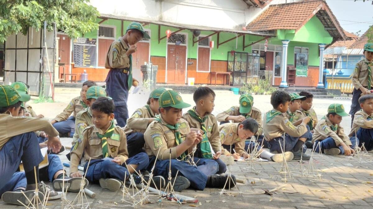 Siswa HW MI Megah Asah Keterampilan Simpul lewat Mini Pionering