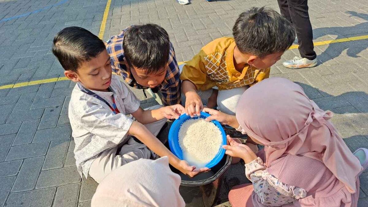 Siswa Kelas 3 SDMM Investigasi Air Leri, Ubah Limbah Katering Jadi Nutrisi Tanaman