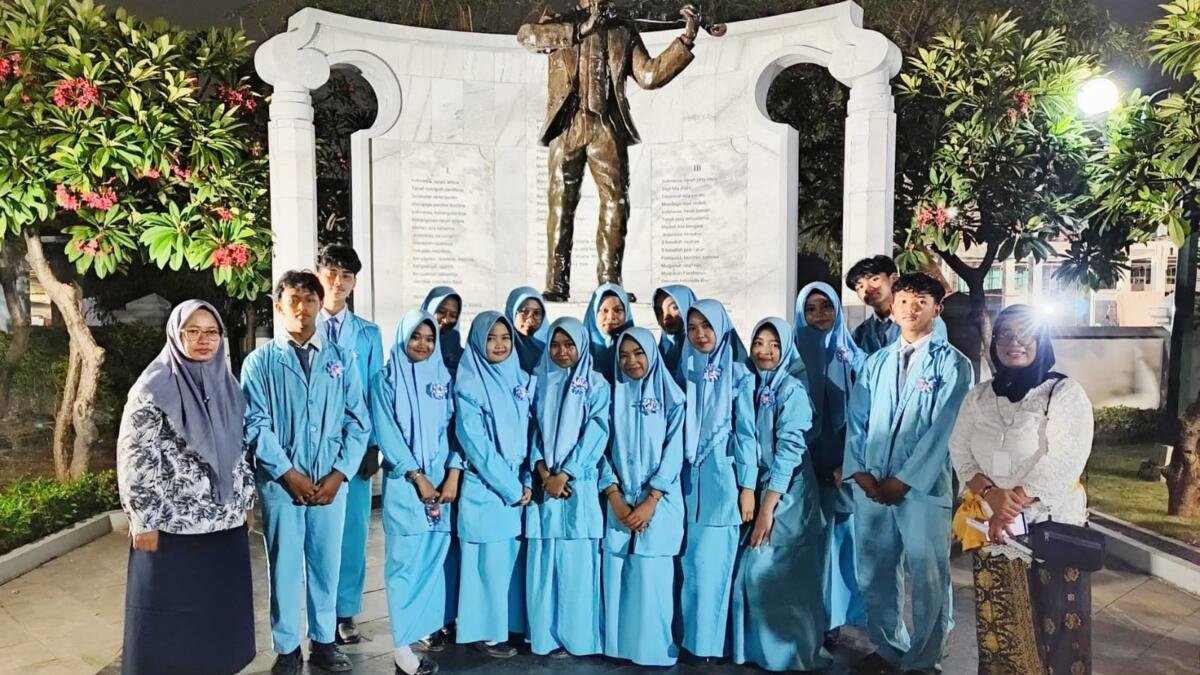 Siswa SMK Muhammadiyah 1 Surabaya Meriahkan Peringatan 98 Tahun Indonesia Raya