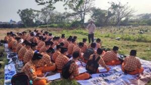 Siswa SMP Muhammadiyah 16 Surabaya Kunjungi TPU Bulak Banteng, Belajar Esensi Ziarah Kubur
