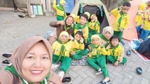 Siswa TK Aisyiyah 51 Jelidro Meriahkan Prasiaga Kelurahan Sambikerep