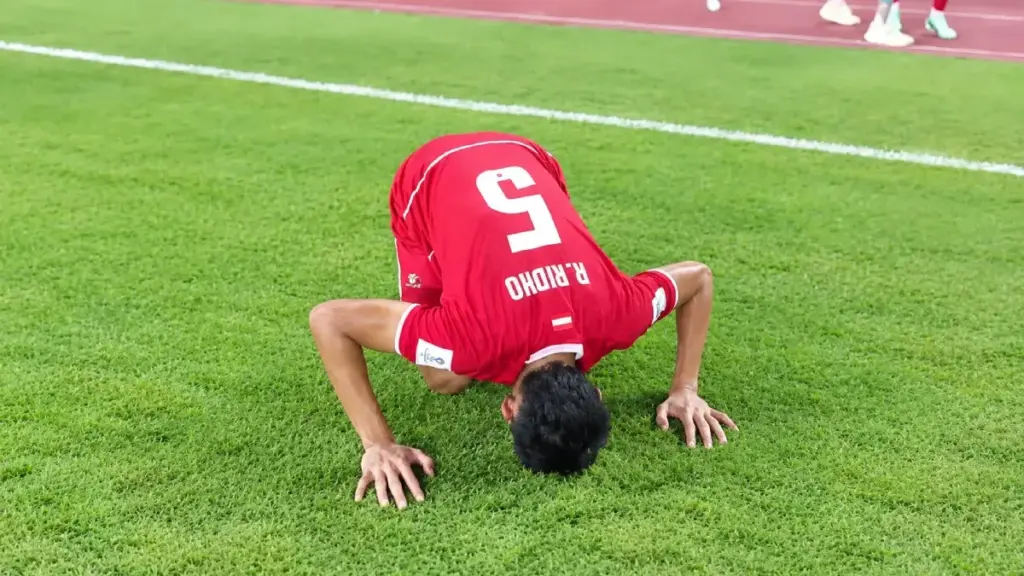 Sujud Rizky Ridho di Tengah Pesta Juara