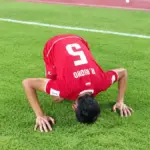Sujud Rizky Ridho di Tengah Pesta Juara
