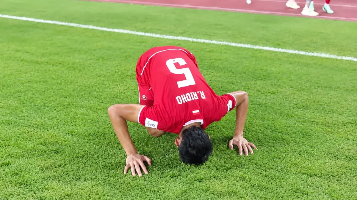 Sujud Rizky Ridho di Tengah Pesta Juara