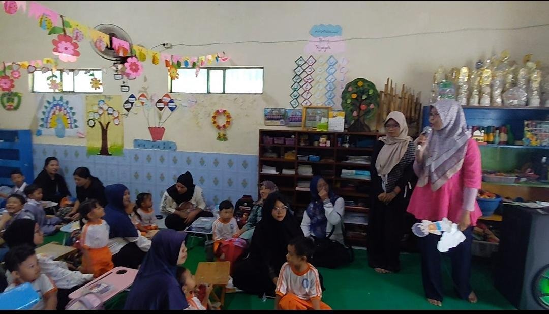 “Tangan Baik Ara”, Cara Mahasiswa PGPAUD Umsura Kenalkan Antibullying kepada Anak