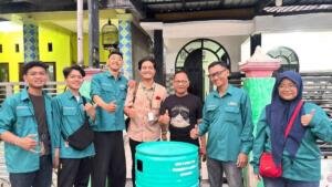 Wujud Nyata Peduli Lingkungan, Mahasiswa KKN UMG Serahkan Tong Pembakaran Sampah untuk Desa Ngembung